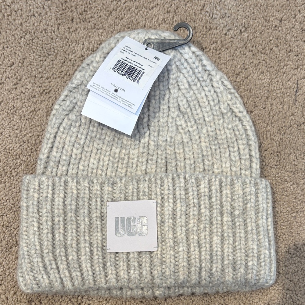 UGG Light Gray Chunky Rib Beanie with logo NWT